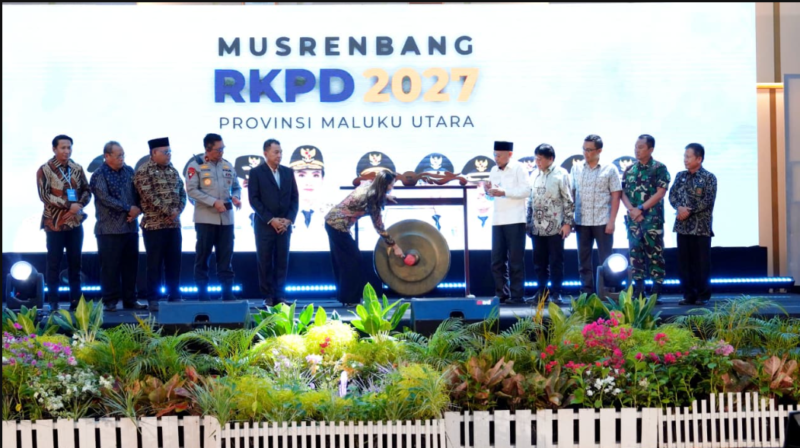 Gubernur Sherly Laos saat membuka Musrenbang RKPD yang ditandai dengan pemukulan gong