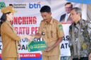 Gubernur Sherly serahkan rumah RTLH kepada Kades Domato Kabupaten Halmahera Barat