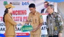 Gubernur Sherly serahkan rumah RTLH kepada Kades Domato Kabupaten Halmahera Barat