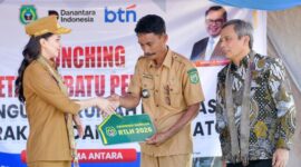 Gubernur Sherly serahkan rumah RTLH kepada Kades Domato Kabupaten Halmahera Barat