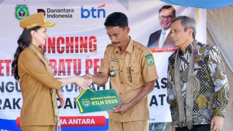 Gubernur Sherly serahkan rumah RTLH kepada Kades Domato Kabupaten Halmahera Barat