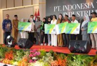 Gubernur didampingi Sekda menyerahkan bantuan CSR kepada masyarakat penerima bantuan