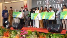 Gubernur didampingi Sekda menyerahkan bantuan CSR kepada masyarakat penerima bantuan