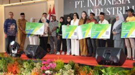 Gubernur didampingi Sekda menyerahkan bantuan CSR kepada masyarakat penerima bantuan