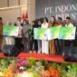 Gubernur didampingi Sekda menyerahkan bantuan CSR kepada masyarakat penerima bantuan