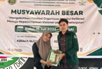 Pimpinan Sidang Dea Rahayu Usman menyerahkan dokumen dan palu sidang kepada ketua formatur terpilih Muhammad Irham 