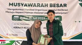 Pimpinan Sidang Dea Rahayu Usman menyerahkan dokumen dan palu sidang kepada ketua formatur terpilih Muhammad Irham 