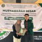 Pimpinan Sidang Dea Rahayu Usman menyerahkan dokumen dan palu sidang kepada ketua formatur terpilih Muhammad Irham 