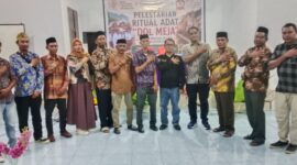 Pose bersama usai pelaksanaan seminar. Dokumentasi: Junika Buamona. 