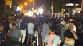 Warga Tomagoba melakukan blokade jalan sebagai aksi tuntunan kepada pihak Polresta Tidore segera melakukan  penanganan. 