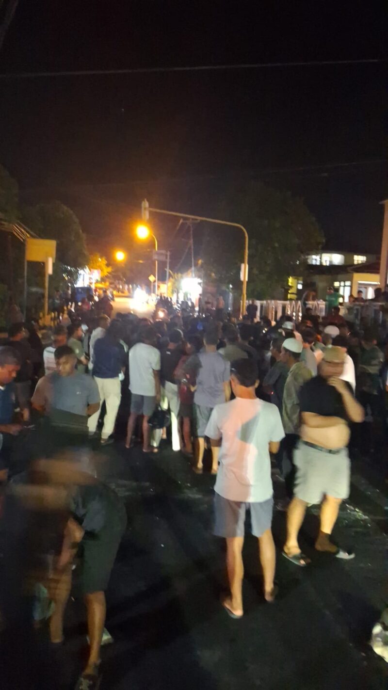 Warga Tomagoba melakukan blokade jalan sebagai aksi tuntunan kepada pihak Polresta Tidore segera melakukan  penanganan. 