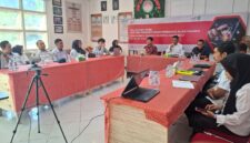 Kepala Diskominfo Kepulauan Sula, Basiludin Labesi memimpin rapat percepatan digitalisasi dan sosialisasi SPBE bersama dengan Telkom Ternate. 