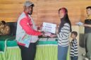Kepala Pemerintahan Sulabesi Timur, Samsudin Koroy didampingi Kaur Keuangan, Aldi Wambes, salur BLT tahap II kepada warga.