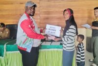 Kepala Pemerintahan Sulabesi Timur, Samsudin Koroy didampingi Kaur Keuangan, Aldi Wambes, salur BLT tahap II kepada warga.