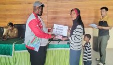 Kepala Pemerintahan Sulabesi Timur, Samsudin Koroy didampingi Kaur Keuangan, Aldi Wambes, salur BLT tahap II kepada warga.