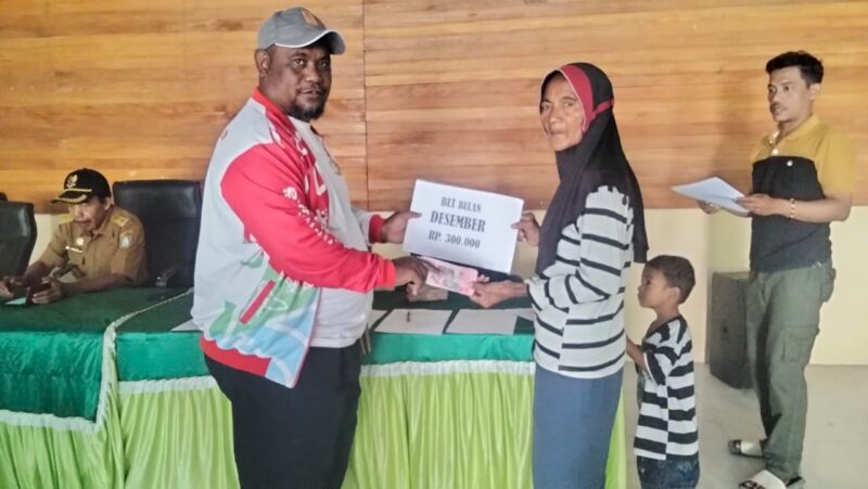 Kepala Pemerintahan Sulabesi Timur, Samsudin Koroy didampingi Kaur Keuangan, Aldi Wambes, salur BLT tahap II kepada warga.