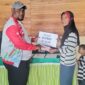 Kepala Pemerintahan Sulabesi Timur, Samsudin Koroy didampingi Kaur Keuangan, Aldi Wambes, salur BLT tahap II kepada warga.