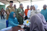 Staf Ahli Gubernur Bidang Hukum, Politik, dan Pemerintahan, Fachruddin Tukuboya mendampingi Ketua PKK Malut saat melakukan pemeriksaan kesehatan yang dilaksanakan oleh Kemensos