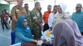 Staf Ahli Gubernur Bidang Hukum, Politik, dan Pemerintahan, Fachruddin Tukuboya mendampingi Ketua PKK Malut saat melakukan pemeriksaan kesehatan yang dilaksanakan oleh Kemensos
