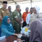 Staf Ahli Gubernur Bidang Hukum, Politik, dan Pemerintahan, Fachruddin Tukuboya mendampingi Ketua PKK Malut saat melakukan pemeriksaan kesehatan yang dilaksanakan oleh Kemensos