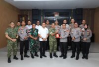 Kapolda Malut Irjen Pol. Arif Budiman, S.I.K., M.H.,dan jajaran saat berkunjung ke Dandim 732/Babullah dan disambut oleh Danrem 52/Baabullah Brigjen TNI Enoh Solehudin, S.E.