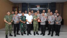 Kapolda Malut Irjen Pol. Arif Budiman, S.I.K., M.H.,dan jajaran saat berkunjung ke Dandim 732/Babullah dan disambut oleh Danrem 52/Baabullah Brigjen TNI Enoh Solehudin, S.E.