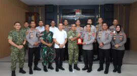 Kapolda Malut Irjen Pol. Arif Budiman, S.I.K., M.H.,dan jajaran saat berkunjung ke Dandim 732/Babullah dan disambut oleh Danrem 52/Baabullah Brigjen TNI Enoh Solehudin, S.E.