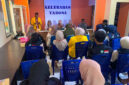 Pamin II Subbagrenmin Bidhumas Polda Maluku Utara, IPTU Zulkifli Kodja, S.H bersama Lurah Tabona dan mahasiswa KKN saat melakukan edukasi kepada warga terkait bijak bermedia sosial.