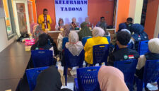 Pamin II Subbagrenmin Bidhumas Polda Maluku Utara, IPTU Zulkifli Kodja, S.H bersama Lurah Tabona dan mahasiswa KKN saat melakukan edukasi kepada warga terkait bijak bermedia sosial.