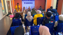 Pamin II Subbagrenmin Bidhumas Polda Maluku Utara, IPTU Zulkifli Kodja, S.H bersama Lurah Tabona dan mahasiswa KKN saat melakukan edukasi kepada warga terkait bijak bermedia sosial.