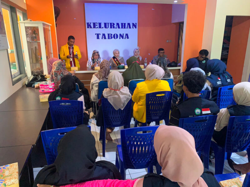 Pamin II Subbagrenmin Bidhumas Polda Maluku Utara, IPTU Zulkifli Kodja, S.H bersama Lurah Tabona dan mahasiswa KKN saat melakukan edukasi kepada warga terkait bijak bermedia sosial.