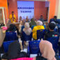 Pamin II Subbagrenmin Bidhumas Polda Maluku Utara, IPTU Zulkifli Kodja, S.H bersama Lurah Tabona dan mahasiswa KKN saat melakukan edukasi kepada warga terkait bijak bermedia sosial.