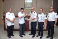 Kepala Kanwil Ditjen Imigrasi Maluku Utara, Victor Manurung, bersama Wakil Gubernur Maluku Utara, Sarbin Sehe saat pembahasan pembangunan kantor imigrasi yang direncanakan di Sofifi