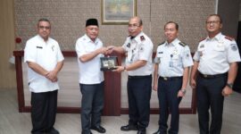 Kepala Kanwil Ditjen Imigrasi Maluku Utara, Victor Manurung, bersama Wakil Gubernur Maluku Utara, Sarbin Sehe saat pembahasan pembangunan kantor imigrasi yang direncanakan di Sofifi