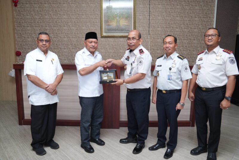 Kepala Kanwil Ditjen Imigrasi Maluku Utara, Victor Manurung, bersama Wakil Gubernur Maluku Utara, Sarbin Sehe saat pembahasan pembangunan kantor imigrasi yang direncanakan di Sofifi