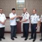 Kepala Kanwil Ditjen Imigrasi Maluku Utara, Victor Manurung, bersama Wakil Gubernur Maluku Utara, Sarbin Sehe saat pembahasan pembangunan kantor imigrasi yang direncanakan di Sofifi