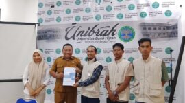 Ketua IKA FATEK Unibrah, Yogi Arie Saputra, S.T menyerahkan dokumen kepada Rektor Unibrah Sarbaini A. Karim, S.K.M., M.Kes