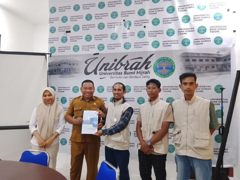 Ketua IKA FATEK Unibrah, Yogi Arie Saputra, S.T menyerahkan dokumen kepada Rektor Unibrah Sarbaini A. Karim, S.K.M., M.Kes