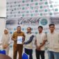 Ketua IKA FATEK Unibrah, Yogi Arie Saputra, S.T menyerahkan dokumen kepada Rektor Unibrah Sarbaini A. Karim, S.K.M., M.Kes