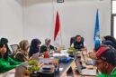 Kepala Balai Bahasa Provinsi Maluku Utara, Nukman, S.S., M.Hum menyimak sosialisasi implemntasi aksi perubahan yang diinisiasi Kepala Subbagian Umum Balai Bahasa Provinsi Maluku Utara, Nurul Istiqamallah, S.H., M.H