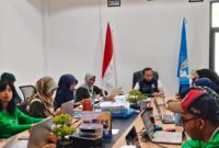 Kepala Balai Bahasa Provinsi Maluku Utara, Nukman, S.S., M.Hum menyimak sosialisasi implemntasi aksi perubahan yang diinisiasi Kepala Subbagian Umum Balai Bahasa Provinsi Maluku Utara, Nurul Istiqamallah, S.H., M.H