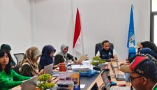 Kepala Balai Bahasa Provinsi Maluku Utara, Nukman, S.S., M.Hum menyimak sosialisasi implemntasi aksi perubahan yang diinisiasi Kepala Subbagian Umum Balai Bahasa Provinsi Maluku Utara, Nurul Istiqamallah, S.H., M.H