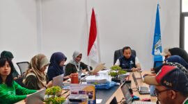 Kepala Balai Bahasa Provinsi Maluku Utara, Nukman, S.S., M.Hum menyimak sosialisasi implemntasi aksi perubahan yang diinisiasi Kepala Subbagian Umum Balai Bahasa Provinsi Maluku Utara, Nurul Istiqamallah, S.H., M.H