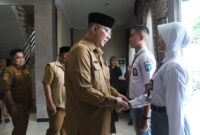 Pelepasan anggota Paskibraka nasional oleh satf ahli gubernur, Fachruddin Tukuboya