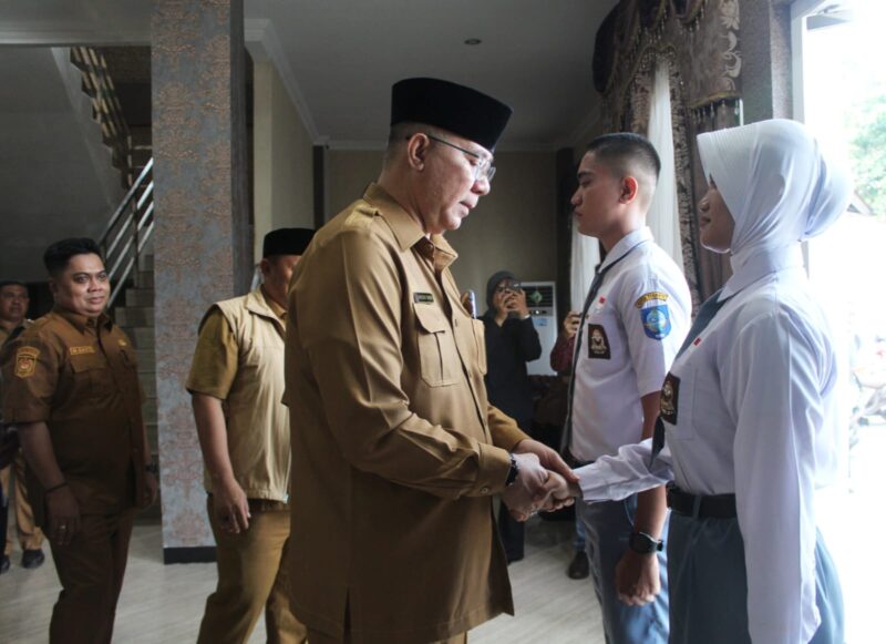 Pelepasan anggota Paskibraka nasional oleh satf ahli gubernur, Fachruddin Tukuboya