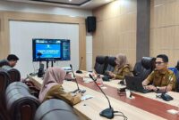 Asisten II Sekretariat Daerah Provinsi Maluku Utara, Sri Haryanti Hatari saat mengikuti rapat pelaksanaan pengisian data BUMD