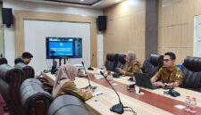 Asisten II Sekretariat Daerah Provinsi Maluku Utara, Sri Haryanti Hatari saat mengikuti rapat pelaksanaan pengisian data BUMD
