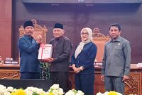 Wagub Malut Sarbin Sehe saat peyerahan dokumen Rancangan Peraturan Daerah tentang Pertanggungjawaban Pelaksanaan APBD Tahun Anggaran 2025 kepada pimpinan DPRD Provinsi Maluku Utara