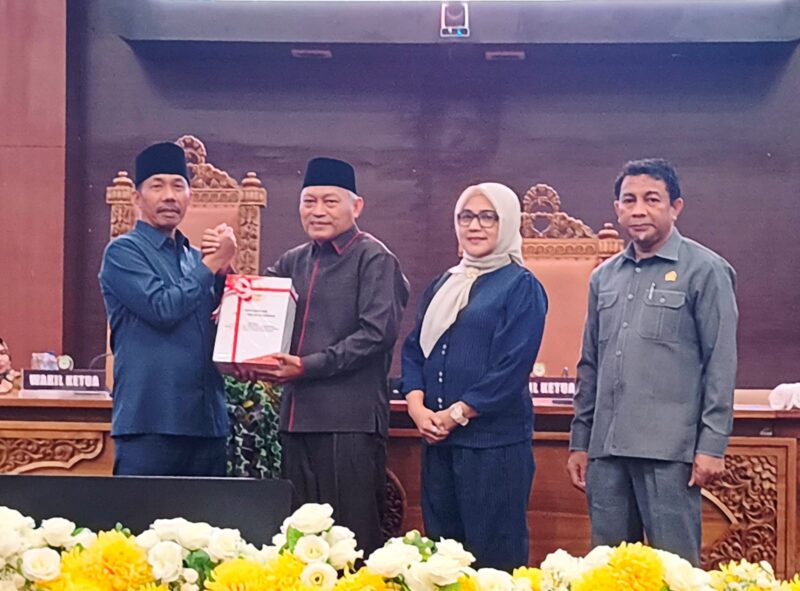 Wagub Malut Sarbin Sehe saat peyerahan dokumen Rancangan Peraturan Daerah tentang Pertanggungjawaban Pelaksanaan APBD Tahun Anggaran 2025 kepada pimpinan DPRD Provinsi Maluku Utara