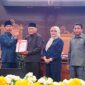 Wagub Malut Sarbin Sehe saat peyerahan dokumen Rancangan Peraturan Daerah tentang Pertanggungjawaban Pelaksanaan APBD Tahun Anggaran 2025 kepada pimpinan DPRD Provinsi Maluku Utara